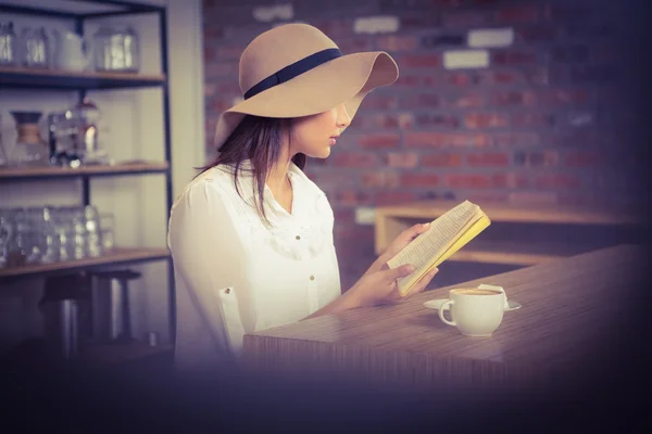 Geschäftsfrau liest ein Buch — Stockfoto