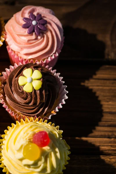 Deliciosos cupcakes en una mesa — Foto de Stock