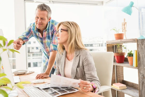 Casual ontwerper zijn collega briefing — Stockfoto