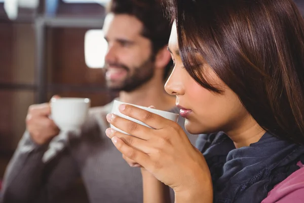 F vänner njuter av en kopp kaffe — Stockfoto