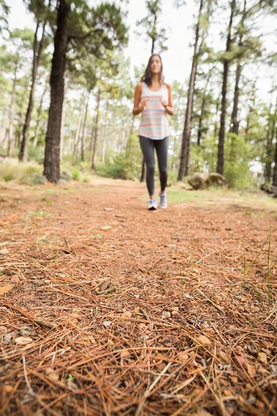 Młody szczęśliwy jogger spaceru — Zdjęcie stockowe