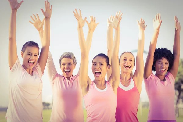 Mujeres sonrientes vitoreando —  Fotos de Stock