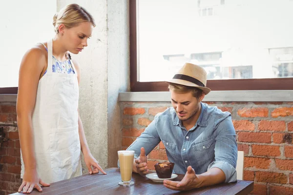 Hipster se plaindre à blonde serveuse — Photo