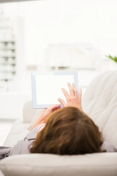 Gelegenheitsunternehmerin entspannt auf Couch — Stockfoto