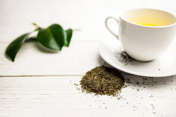 Чашка травяного чая на столе — стоковое фото
