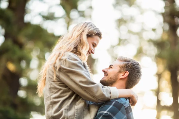 Knappe man die zijn vriendin — Stockfoto