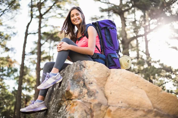 Unga glada jogger sitter på sten — Stockfoto