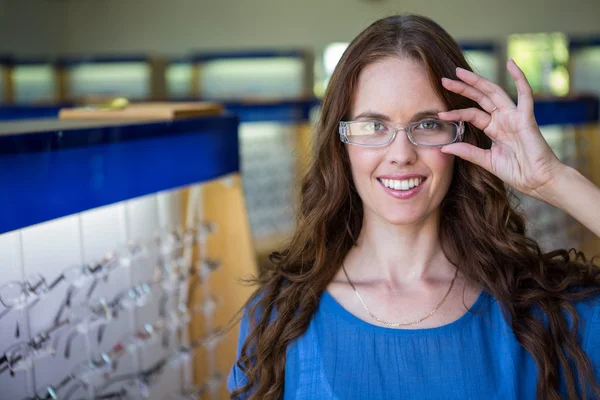 Vrouw winkelen voor nieuwe bril — Stockfoto