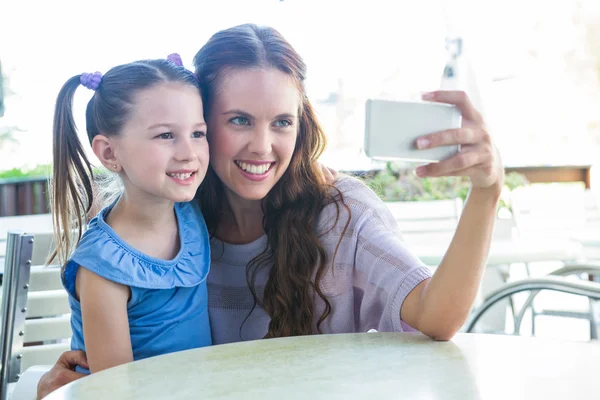 Mãe e filha tomando Selfie — Fotografia de Stock