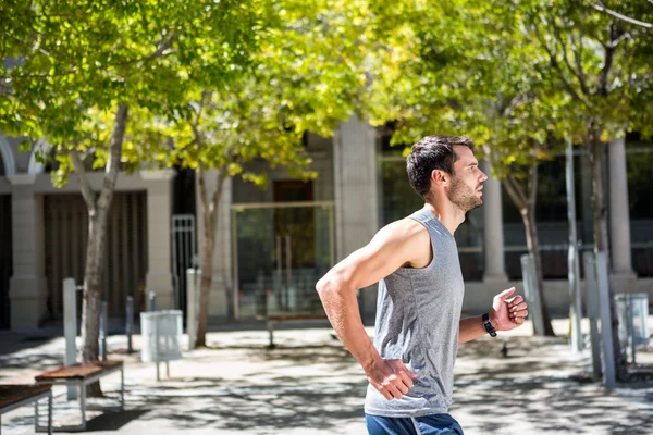 Atleta che corre per strada — Foto Stock