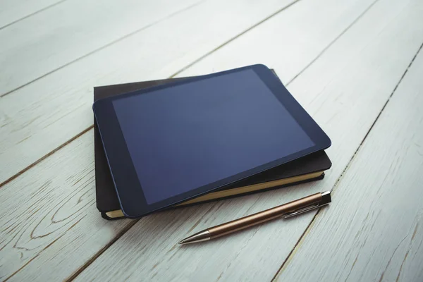Libro e tablet sdraiati sulla scrivania — Foto Stock