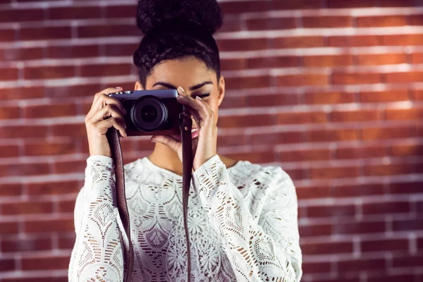 Junger Hipster beim Fotografieren — Stockfoto