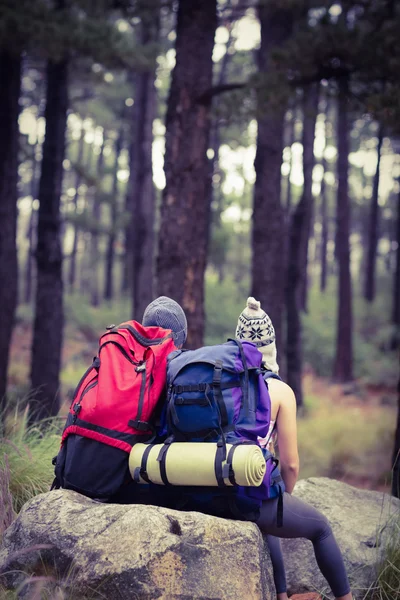 Joven pareja excursionista feliz — Foto de Stock