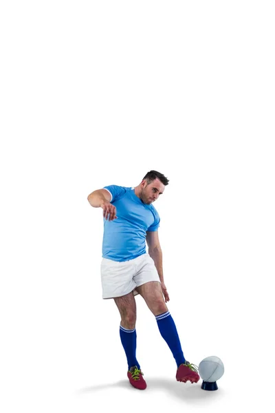 Rugby oyuncusu tekmelemeye hazır — Stok fotoğraf