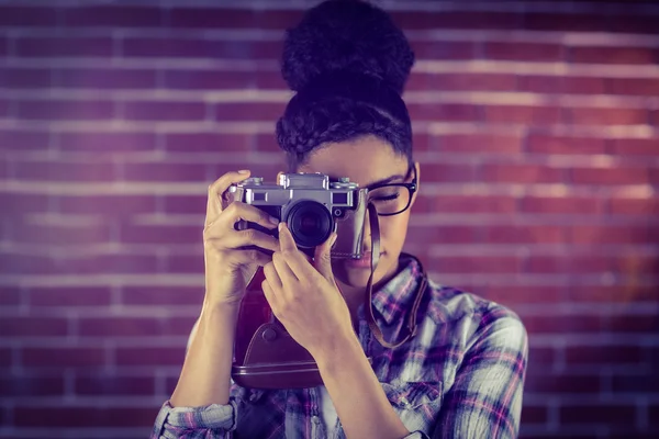 Junger Hipster beim Fotografieren — Stockfoto