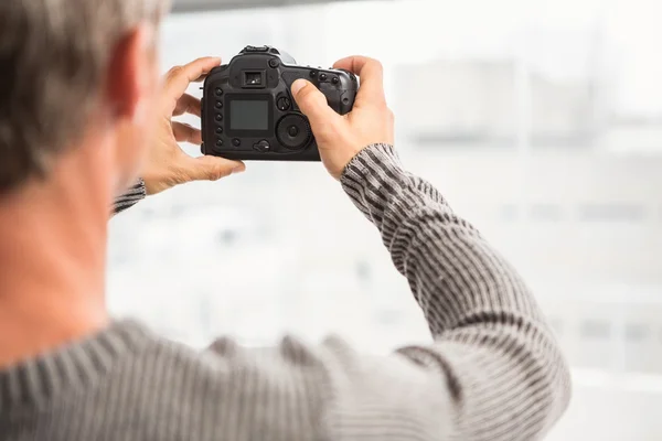 Homem tirando foto com câmera — Fotografia de Stock