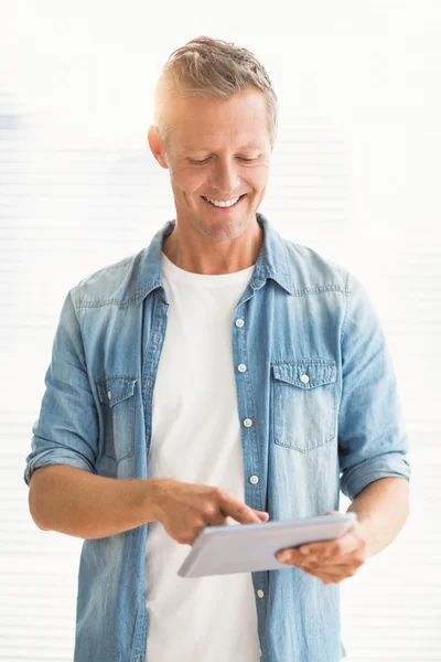 Empresario desplazándose en una tableta — Foto de Stock