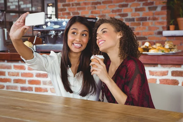 Felice donne amiche prendendo un selfie — Foto Stock