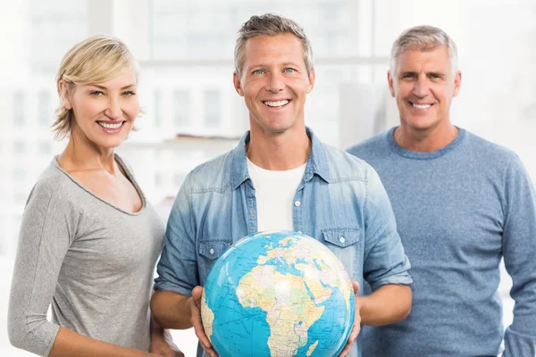 Gente de negocios sosteniendo globo terrestre —  Fotos de Stock