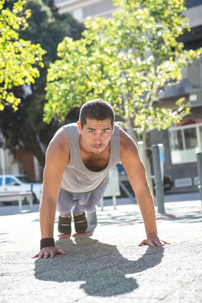 Homme sur la position de la planche — Photo