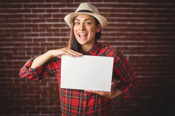 Hipster mostrando tarjeta blanca —  Fotos de Stock