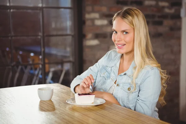 Blonde eating cake and having coffee — Stock Photo, Image