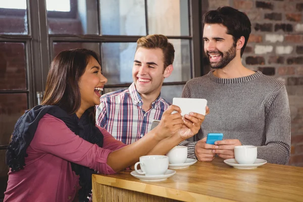 Freunde schauen auf ein Smartphone — Stockfoto