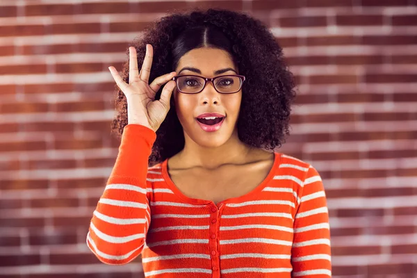 Mujer atractiva posando con gafas hipster — Foto de Stock