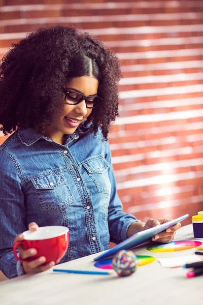 Casual businesswoman on a coffee break — Stock Photo, Image