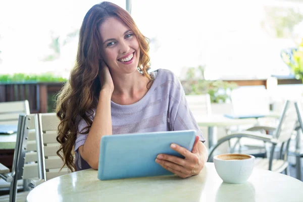 Vrouw die tablet gebruikt — Stockfoto