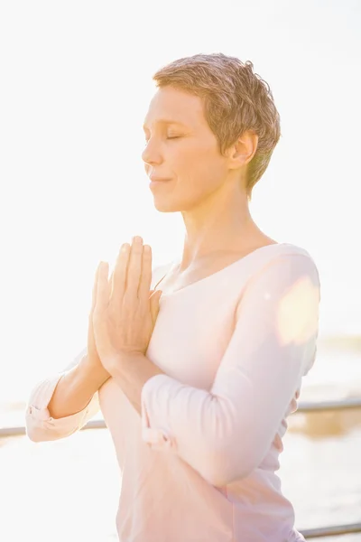 Pacífica mulher desportiva meditando — Fotografia de Stock