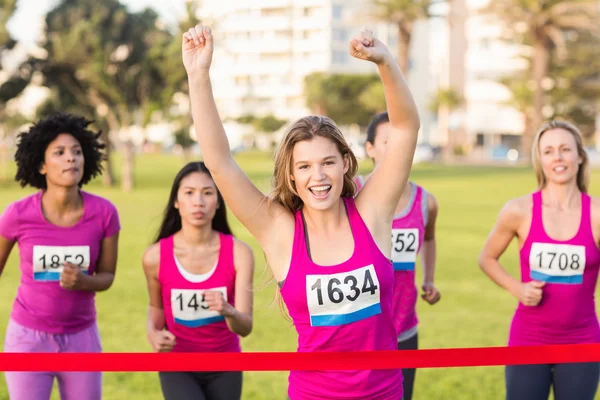 Blonda vinnande bröst cancer marathon — Stockfoto