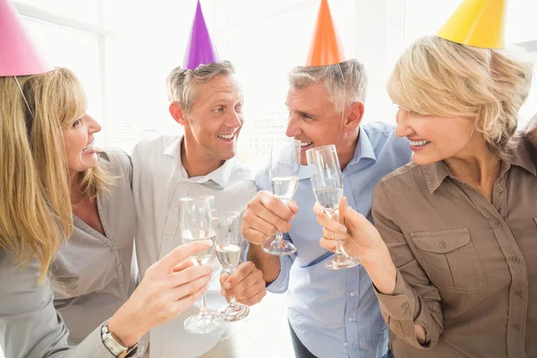 Mensen die verjaardag toast — Stockfoto