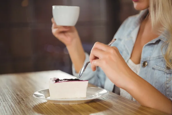 Женщина наслаждается тортом и кофе — стоковое фото