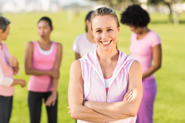 Bionda sorridente vestita di rosa — Foto Stock