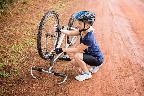 Blonde vérifier son vélo de montagne — Photo