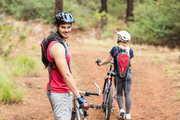 Knappe biker kijken naar de camera — Stockfoto