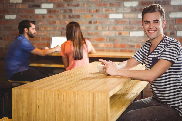 Joven usando su teléfono — Foto de Stock