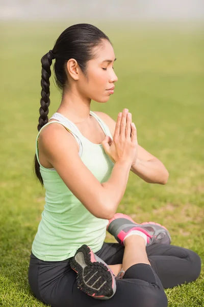 Femme faisant la pose du lotus — Photo