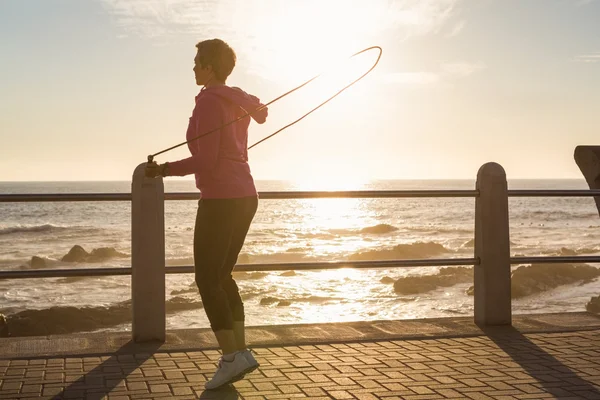 Kvinna hoppa vid strandpromenaden — Stockfoto