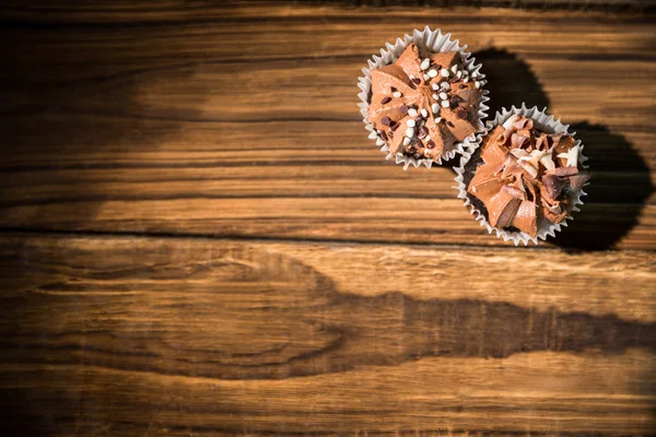 Cupcake al cioccolato su un tavolo — Foto Stock