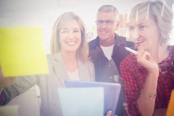 Zakelijke team dat werkt op Tablet PC — Stockfoto