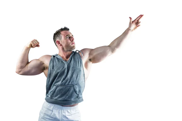 Schöner Bodybuilder posiert mit erhobenen Armen — Stockfoto