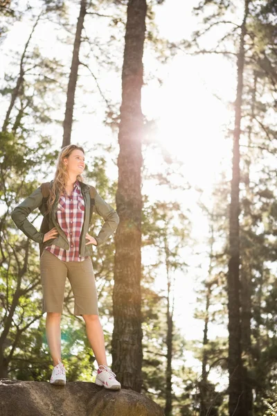 Söt blond hiker stående på sten — Stockfoto