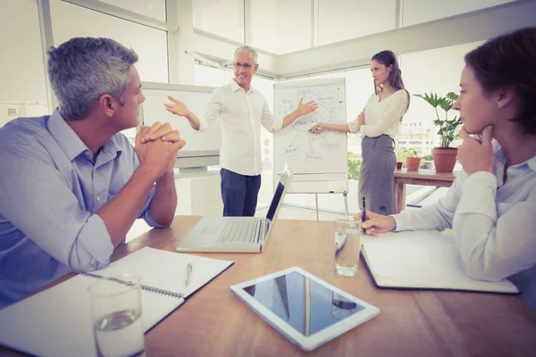 Collega's presentatie uitvoeren — Stockfoto