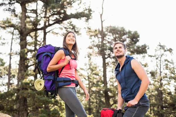 Rock uzağa bakarak ayakta joggers — Stok fotoğraf