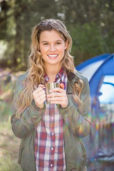 Londe camper in piedi davanti alla tenda — Foto Stock