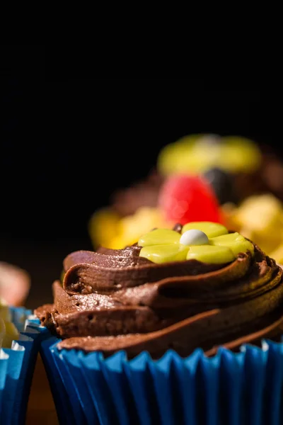 Deliciosos cupcakes en una mesa — Foto de Stock