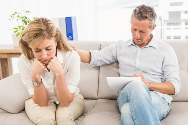 Terapeut tröstande kvinnlig patient — Stockfoto