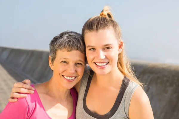 Madre e hija sonriendo —  Fotos de Stock